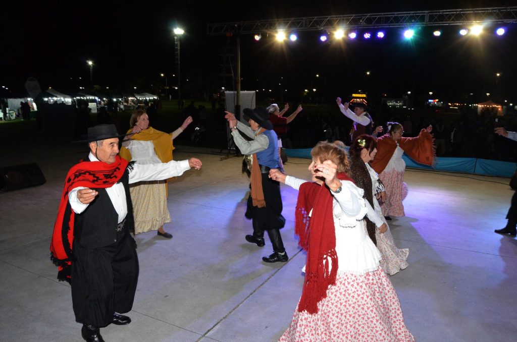 A pesar del frío, hubo una nutrida convocatoria al Festival Patrio y el Concurso de la Milanesa en el Parque de la Democracia
