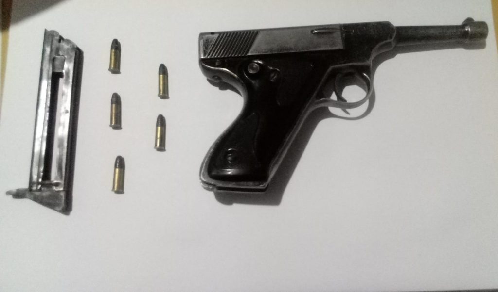 Demorados con un arma de fuego en su poder