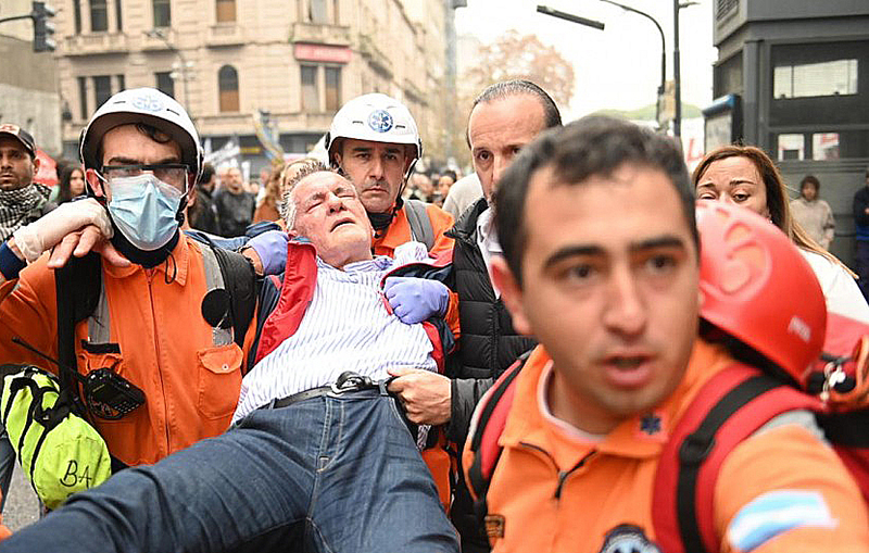Tensión en el Congreso: la Policía reprimió con gas y cinco diputados fueron hospitalizados Tensión en el Congreso: la Policía reprimió con gas y cinco diputados fueron hospitalizados