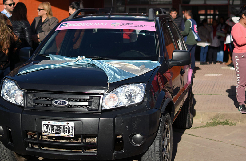 El gobernador entregó un vehículo al programa ‘Eco Equipo’ de Escuelas de Villa Angela El gobernador entregó un vehículo al programa ‘Eco Equipo’ de Escuelas de Villa Angela