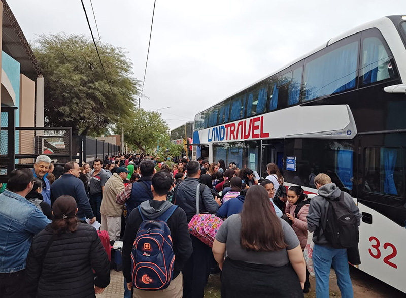 Sueño cumplido: los 118 niños de J.J. Castelli partieron hacia el Monumento a la Bandera Sueño cumplido: los 118 niños de J.J. Castelli partieron hacia el Monumento a la Bandera