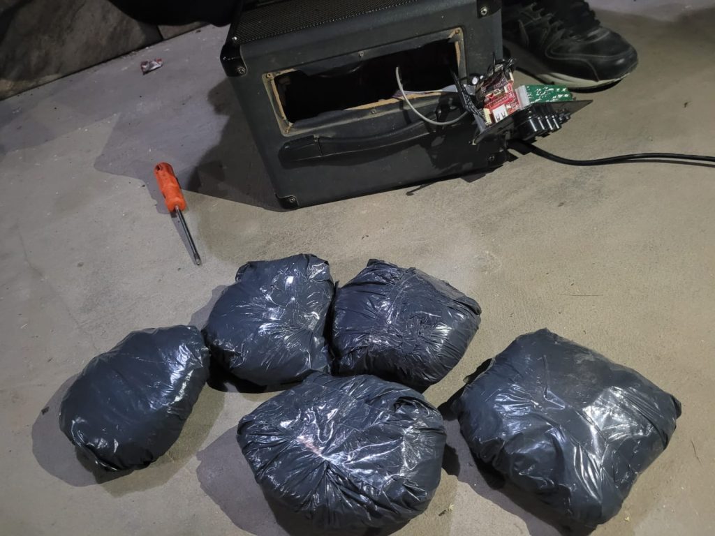 Guardaba cogollos de marihuana en un parlante y lo descubrieron