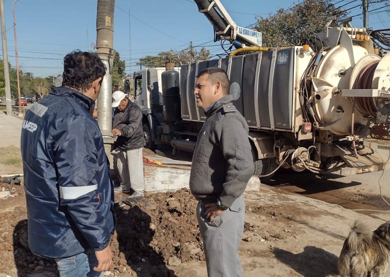 Charata: el Gobierno provincial instaló nueva cañería y limpió la red cloacal de la Alcaidía Charata: el Gobierno provincial instaló nueva cañería y limpió la red cloacal de la Alcaidía