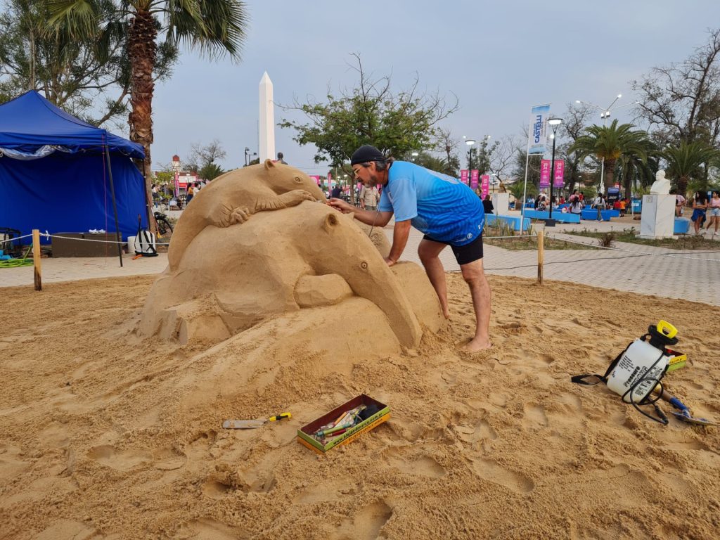 La magia del arte en arena deslumbra en la Bienal del Impenetrable 2024