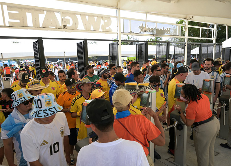 Bielsa tenía razón: la final se demoró por los graves incidentes en los ingresos al estadio Bielsa tenía razón: la final se demoró por los graves incidentes en los ingresos al estadio