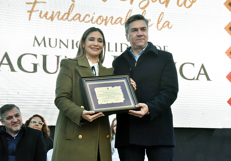 El gobernador Zdero encabezó el 136º aniversario de la localidad Laguna Blanca El gobernador Zdero encabezó el 136º aniversario de la localidad Laguna Blanca