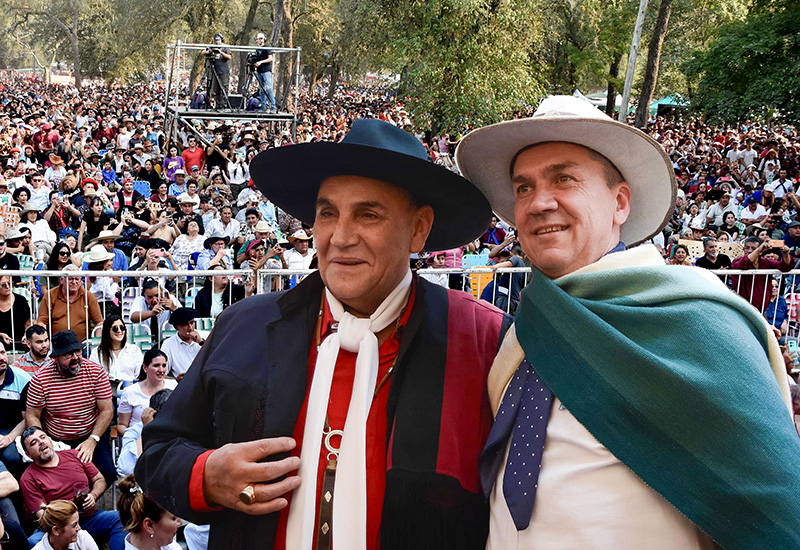 El Chaqueño Palavecino brilló en el multitudinario cierre de la Cabalgata de la Fe El Chaqueño Palavecino brilló en el multitudinario cierre de la Cabalgata de la Fe