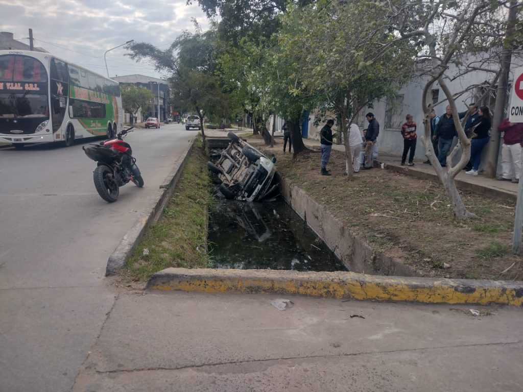 Vuelco de un automóvil en el barrio Ensanche Sur de Sáenz Peña