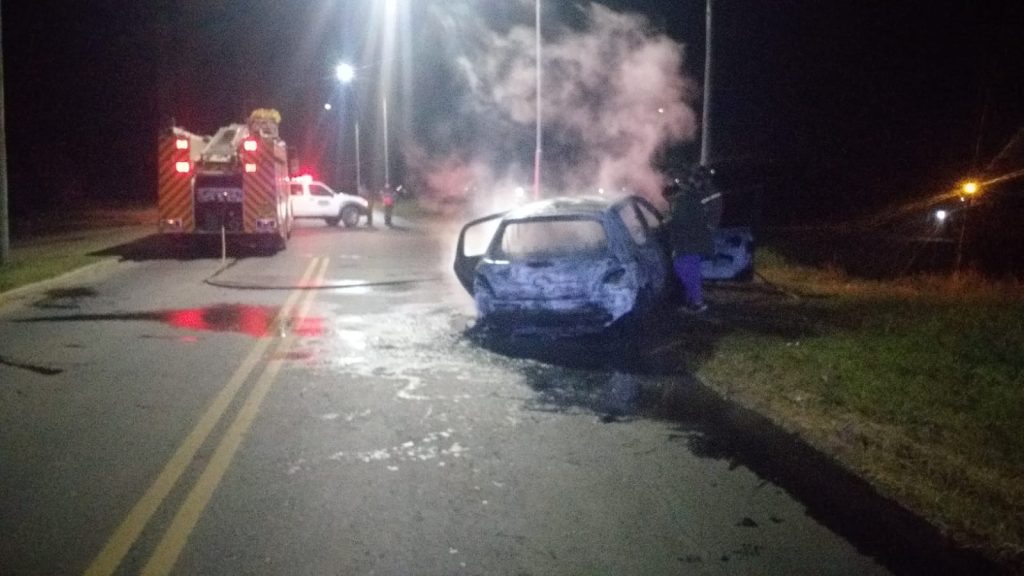 Chocó su auto contra el alumbrado público y el vehículo terminó incinerado