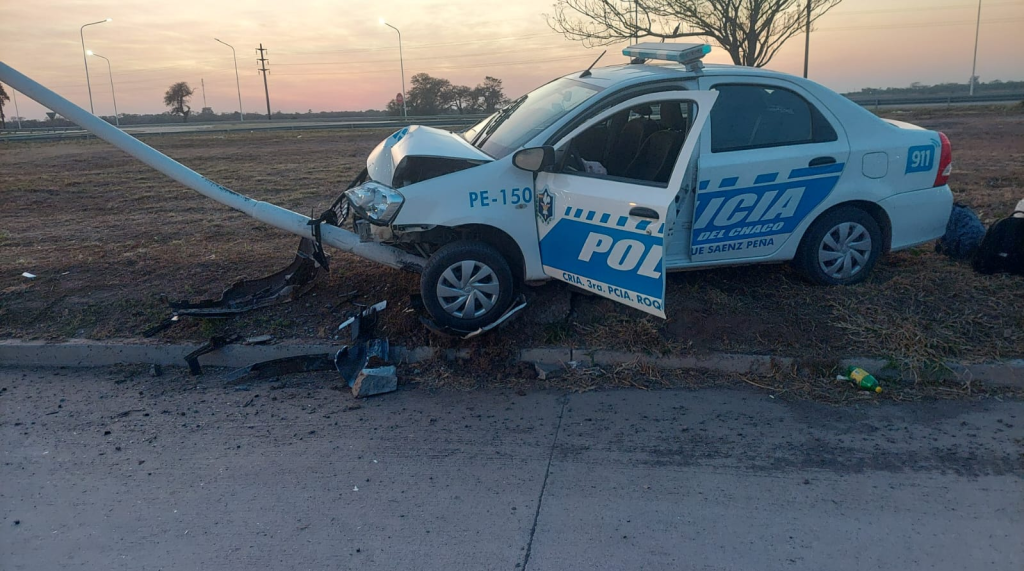 Dos policías heridos tras colisionar un patrullero contra una columna de alumbrado público en Sáenz Peña
