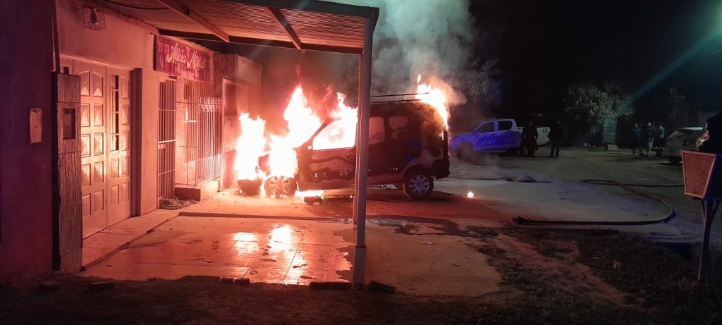 Dejó su vehículo estacionado en la vereda y lo encontró incinerado