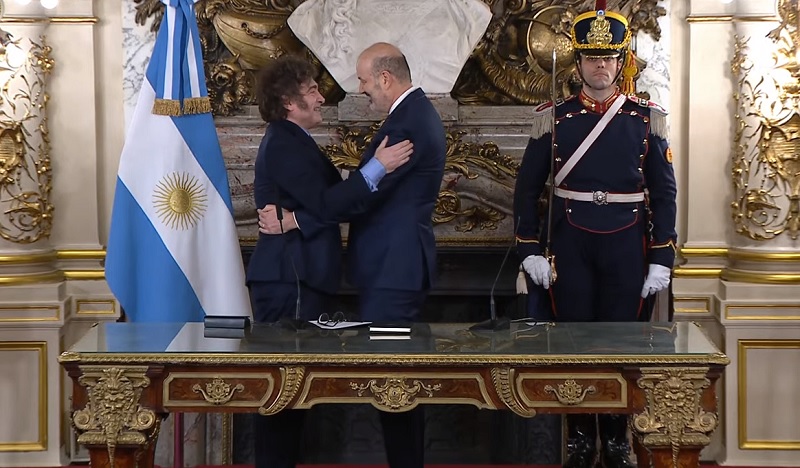 Milei tomó juramento a Federico Sturzenegger y bromeó sobre la “desregulación” Milei tomó juramento a Federico Sturzenegger y bromeó sobre la “desregulación”