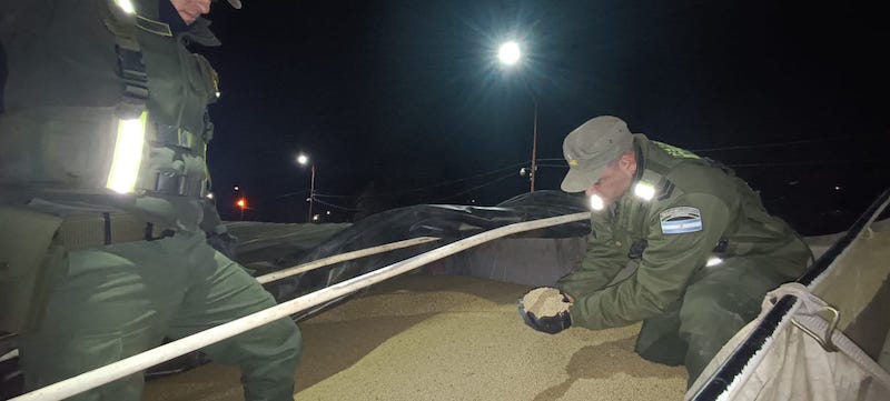 Secuestraron 92 toneladas de soja que eran transportados en tres camiones Secuestraron 92 toneladas de soja que eran transportados en tres camiones