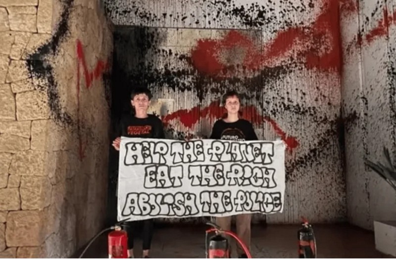 Un grupo de ambientalistas vandalizó la casa de Messi en Ibiza Un grupo de ambientalistas vandalizó la casa de Messi en Ibiza