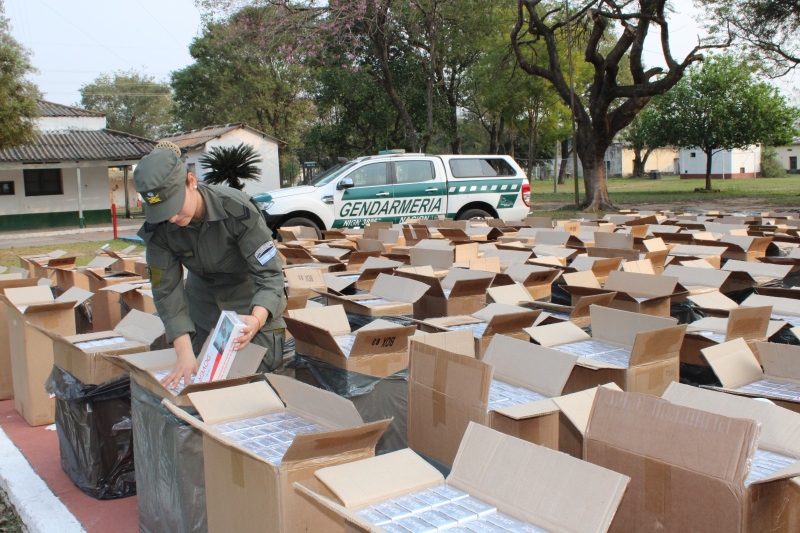Incautaron una carga ilegal de 446.500 atados de cigarrillos, detuvieron a un camionero Incautaron una carga ilegal de 446.500 atados de cigarrillos, detuvieron a un camionero