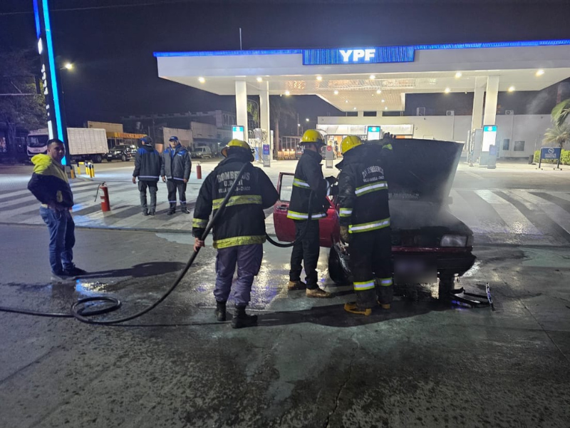 El incendio de un auto en una estación de servicio generó alarma en Villa Ángela El incendio de un auto en una estación de servicio generó alarma en Villa Ángela