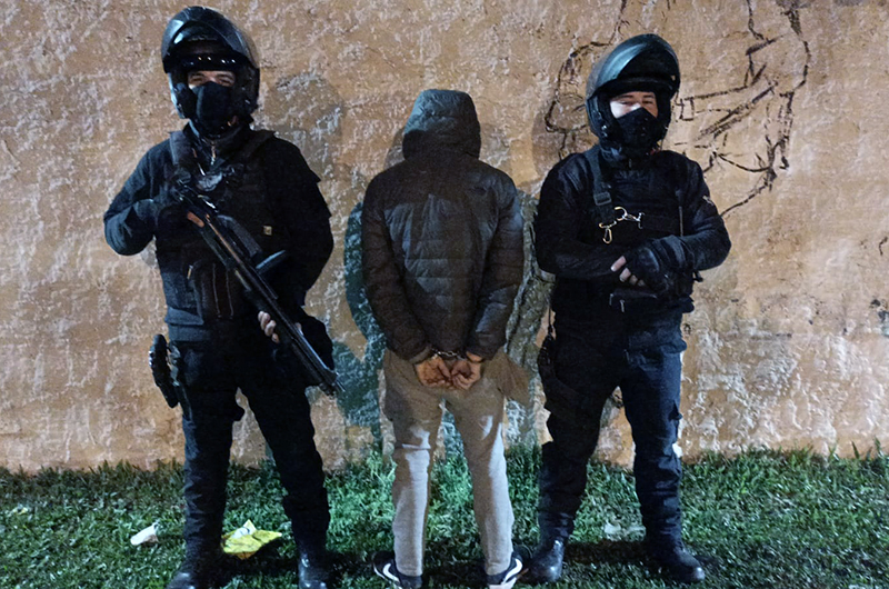 El grupo motorizado del C.O.M. interceptó a un sujeto con 100 dosis de cocaína El grupo motorizado del C.O.M. interceptó a un sujeto con 100 dosis de cocaína