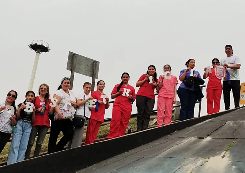 Obstetras de Corrientes y Chaco hicieron abrazo simbólico en el Puente para difundir su profesión Obstetras de Corrientes y Chaco hicieron abrazo simbólico en el Puente para difundir su profesión