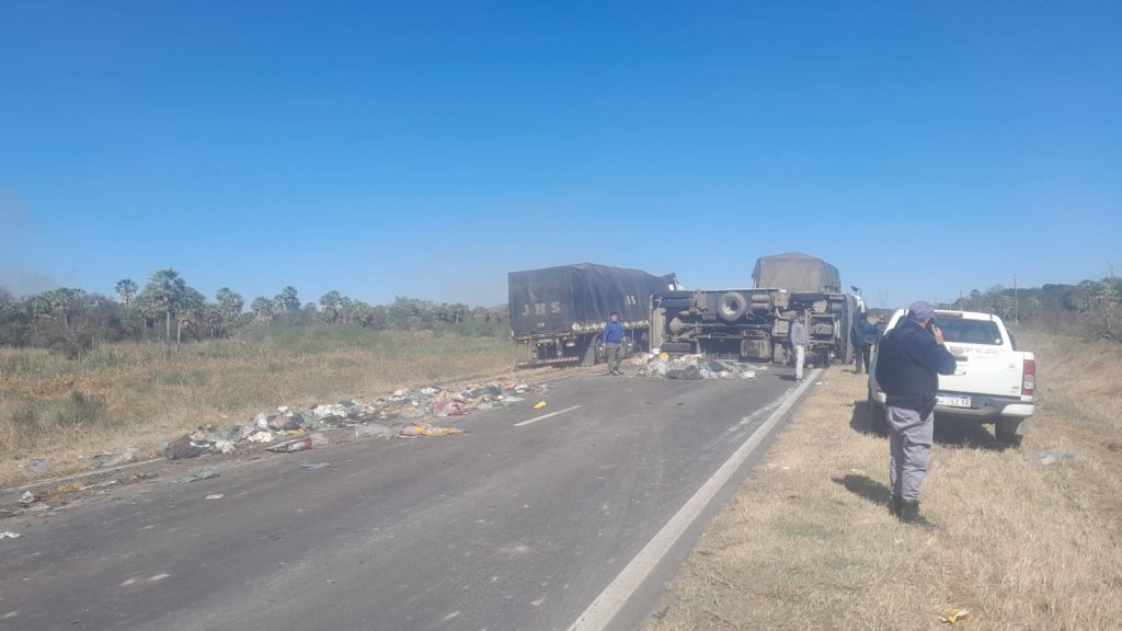 Camión de residuos del municipio de Resistencia volcó en la ruta Camión de residuos del municipio de Resistencia volcó en la ruta