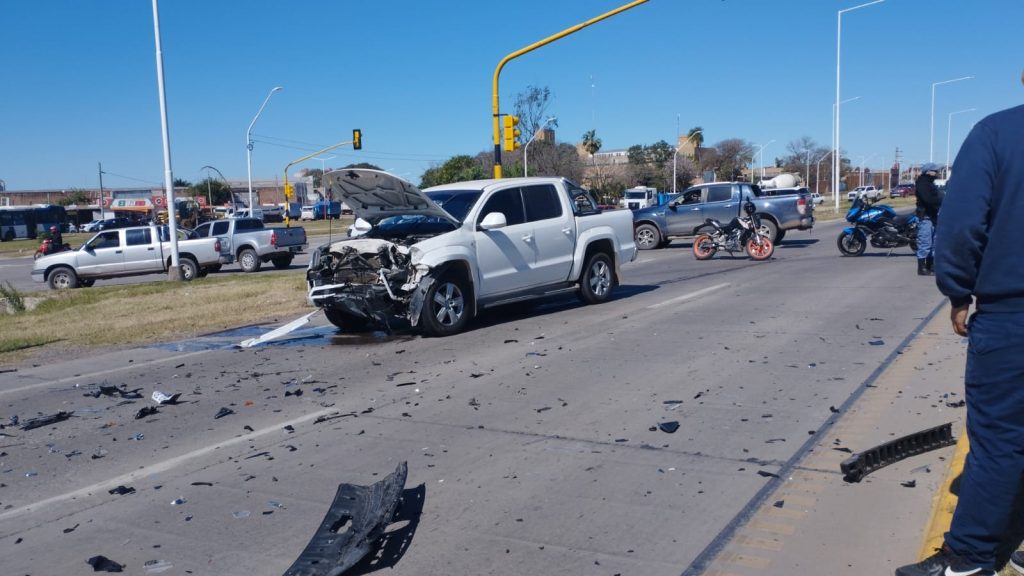 Choque entre una camioneta y un auto dejó como saldo a una mujer lesionada