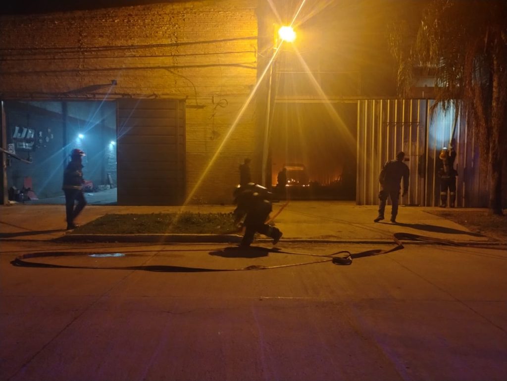 Bomberos lograron evitar que el incendio de una camioneta provoque daños mayores en un inmueble