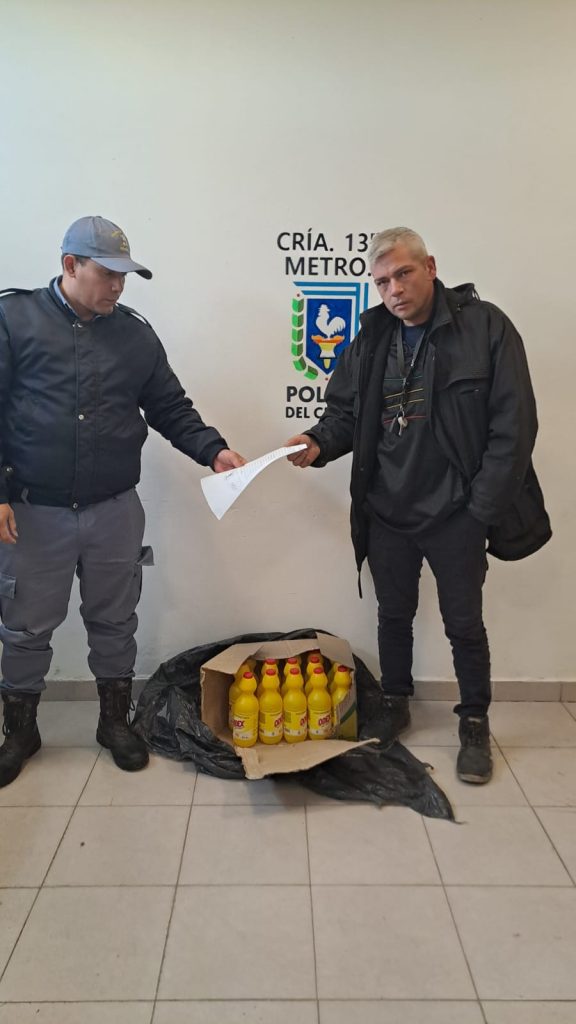 Detuvieron a un hombre por robar mercadería de un camión Detuvieron a un hombre por robar mercadería de un camión