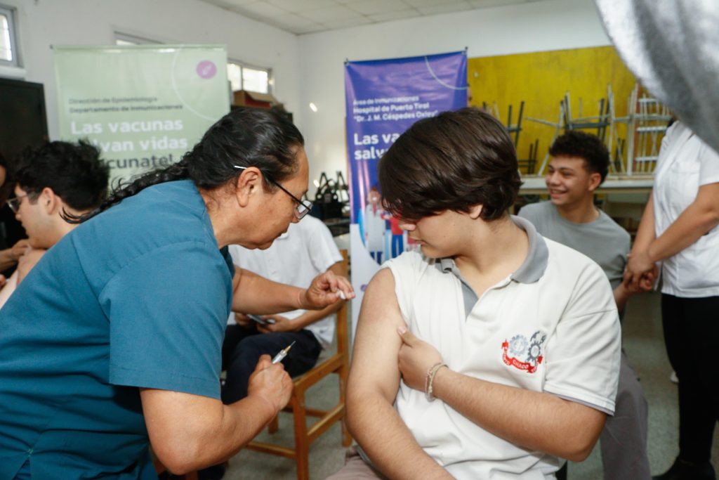 El gobierno del Chaco inició en Puerto Tirol la campaña de vacunación contra el dengue