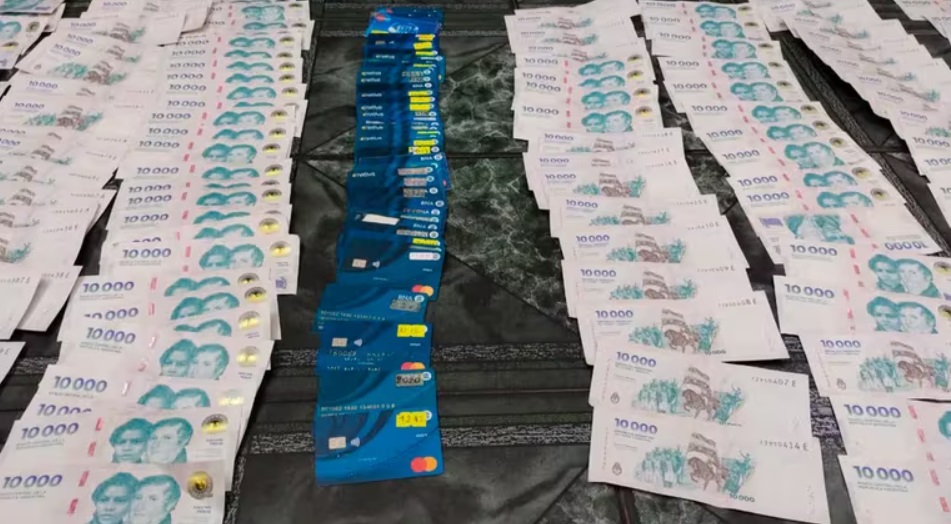 Detuvieron en un cajero de Corrientes a dos empleados municipales con 42 tarjetas de débito Detuvieron en un cajero de Corrientes a dos empleados municipales con 42 tarjetas de débito