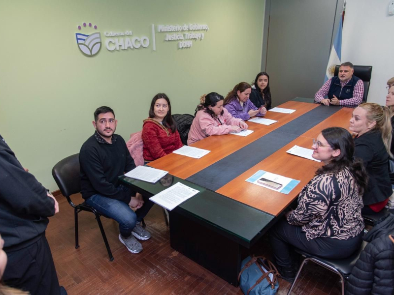 Alumnos de la UNNE serán pasantes en la Dirección de Catastro Alumnos de la UNNE serán pasantes en la Dirección de Catastro
