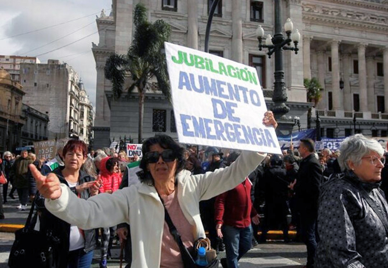 Habrá nueva movilización de jubilados al Congreso y ahora se suma la CGT Habrá nueva movilización de jubilados al Congreso y ahora se suma la CGT