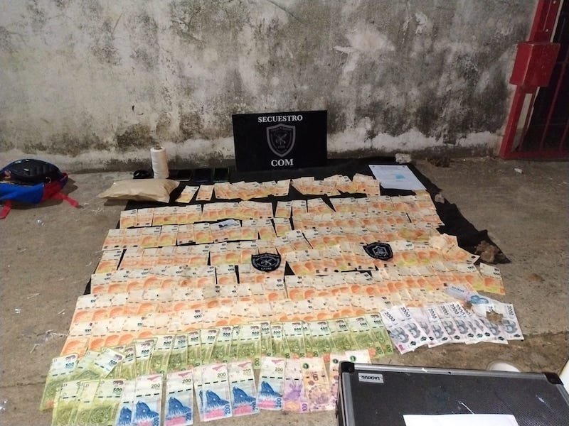 Detuvieron a un “dealer” con cocaína, marihuana y dinero Detuvieron a un “dealer” con cocaína, marihuana y dinero