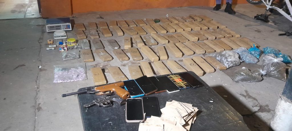 Secuestraron más de 64 kilos de marihuana y detuvieron a seis personas en un allanamiento Secuestraron más de 64 kilos de marihuana y detuvieron a seis personas en un allanamiento