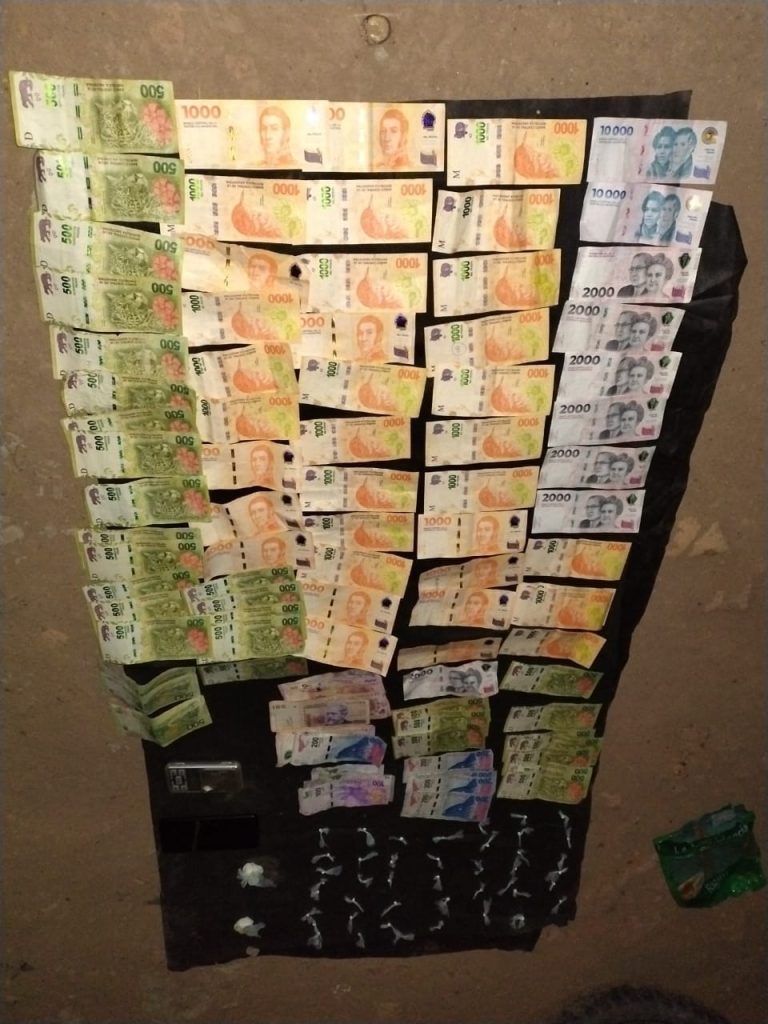 Detenido con 45 envoltorios de cocaína, una balanza y más de 89 mil pesos entre sus prendas