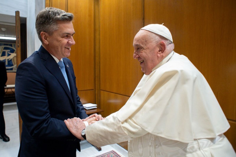 Encuentro del gobernador Zdero con el Papa Francisco: “El Santo Padre envió bendiciones para todos los chaqueños” Encuentro del gobernador Zdero con el Papa Francisco: “El Santo Padre envió bendiciones para todos los chaqueños”
