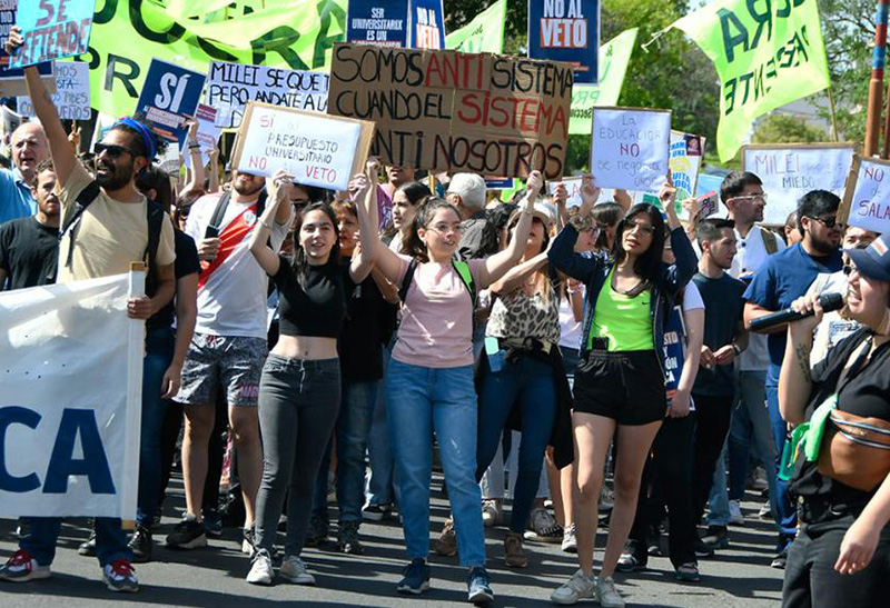 Multitudinaria marcha en Santiago del Estero en defensa de la universidad pública Multitudinaria marcha en Santiago del Estero en defensa de la universidad pública