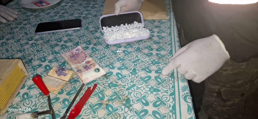 Casi cuatro millones de pesos incautados y varias bochitas de cocaína