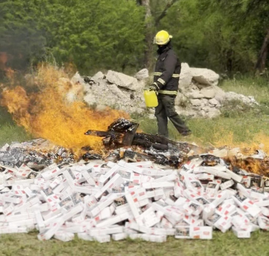 Incineraron 3.500 brezas de cigarrillos secuestrados en el barrio San Pedro Pescador