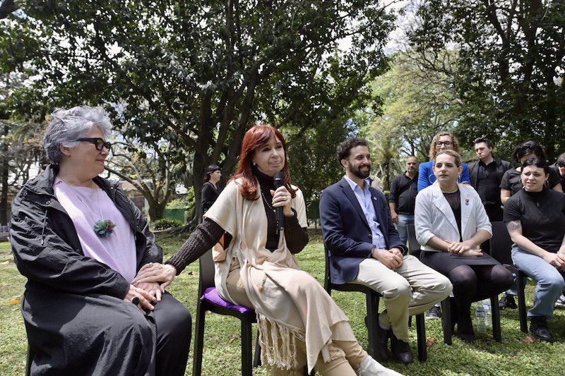 Cristina Kirchner visitó la UNA y conversó con docentes y estudiantes Cristina Kirchner visitó la UNA y conversó con docentes y estudiantes