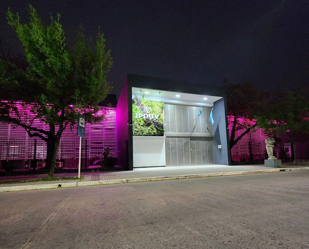 Cáncer de Mama: durante el mes de octubre el edificio del Ipduv se ilumina de rosa