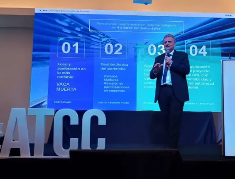 El CEO de YPF prometió “el gasoducto más grande de Argentina” para el 2027 gracias al GNL El CEO de YPF prometió “el gasoducto más grande de Argentina” para el 2027 gracias al GNL
