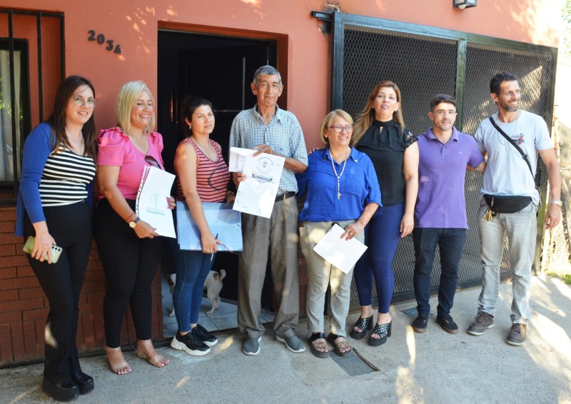 Vecinos de Villa Pegoraro cumplieron el sueño de tener sus títulos de propiedad Vecinos de Villa Pegoraro cumplieron el sueño de tener sus títulos de propiedad