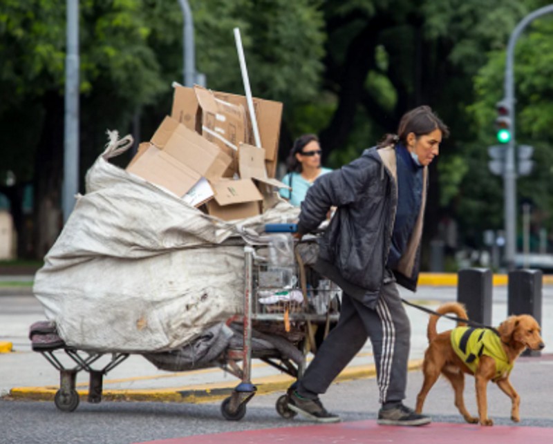 Tras el pico del primer semestre, aseguran que la pobreza se redujo al 49% entre mayo y octubre Tras el pico del primer semestre, aseguran que la pobreza se redujo al 49% entre mayo y octubre