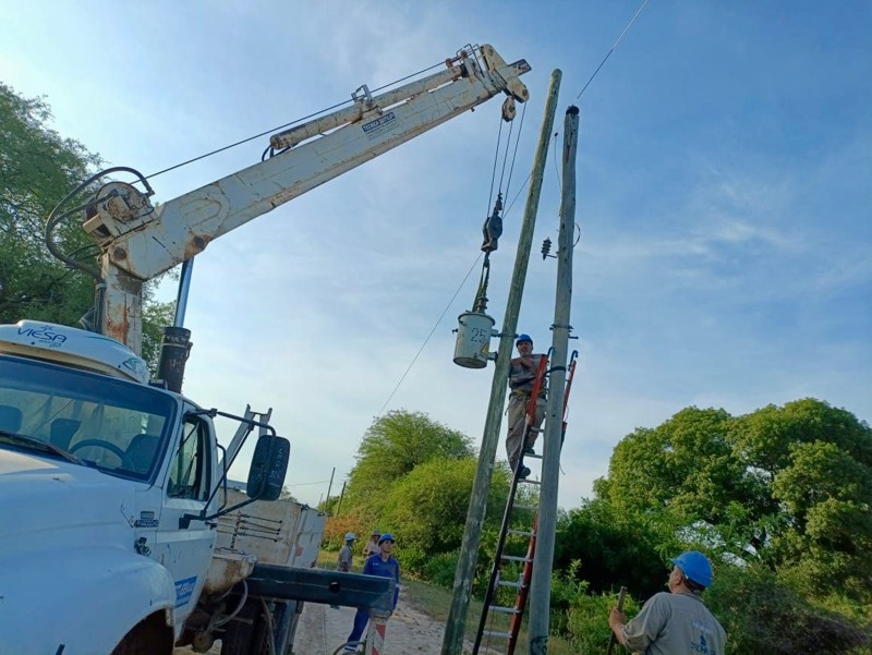 SECHEEP avanza con trabajos en Castelli para mejorar la potencia de la red eléctrica SECHEEP avanza con trabajos en Castelli para mejorar la potencia de la red eléctrica