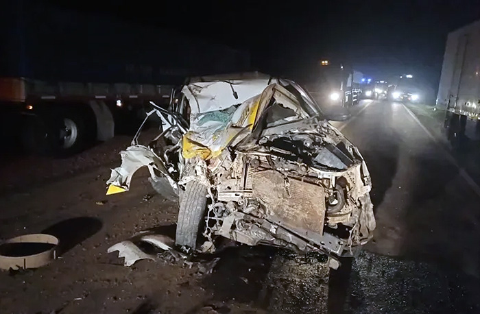 Conductor sobrevivió de milagro al destruir su camioneta contra un camión en la Ruta Nacional Nº89 Conductor sobrevivió de milagro al destruir su camioneta contra un camión en la Ruta Nacional Nº89