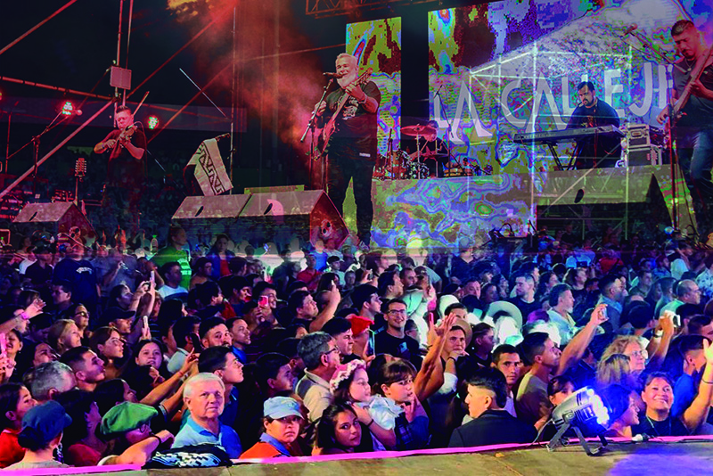 Segunda noche de “Chaco Vibra” en multitudinaria velada que reunió al folclore y a la cultura Segunda noche de “Chaco Vibra” en multitudinaria velada que reunió al folclore y a la cultura