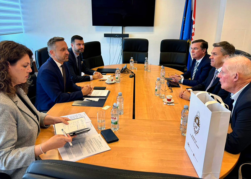 En Croacia, el gobernador Zdero consolidó acuerdos de hermanamiento con ese país En Croacia, el gobernador Zdero consolidó acuerdos de hermanamiento con ese país