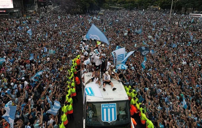 Racing siguió de fiesta con un impactante recibimiento a los campeones en el Obelisco Racing siguió de fiesta con un impactante recibimiento a los campeones en el Obelisco