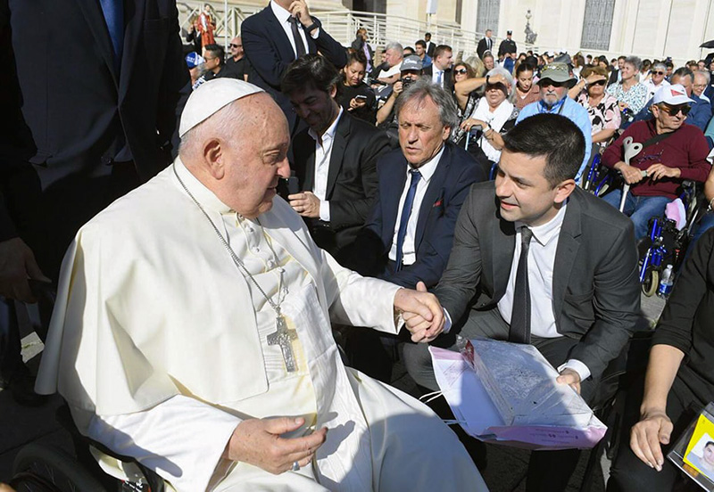 En el Vaticano, el intendente Bruno Cipolini saludó al Papa Francisco En el Vaticano, el intendente Bruno Cipolini saludó al Papa Francisco