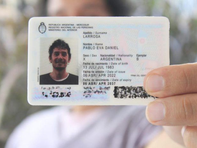 Motosierra a los derechos: ahora el gobierno de Milei busca eliminar el DNI no binario Motosierra a los derechos: ahora el gobierno de Milei busca eliminar el DNI no binario