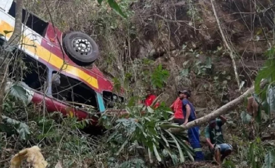 Tragedia en Brasil: al menos 17 muertos al caer un autobús a un precipicio Tragedia en Brasil: al menos 17 muertos al caer un autobús a un precipicio